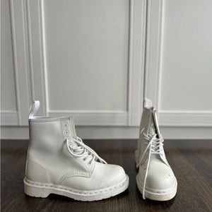 White Dr Martens size, UK 6, US M 7, US L 8, EU 39
